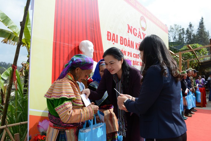 Chủ tich Hội LHPN Việt Nam Hà Thị Nga dự Ngày hội Đại đoàn kết dân tộc tại Lùng Phình (Lào Cai)